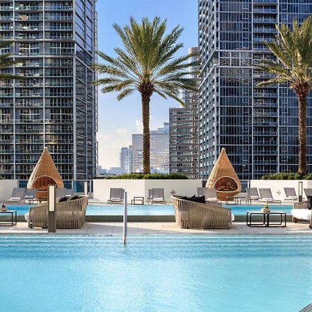 Kimpton Epic Hotel By Ihg Miami Kültér fotó The rooftop pool at the SLS Brickell