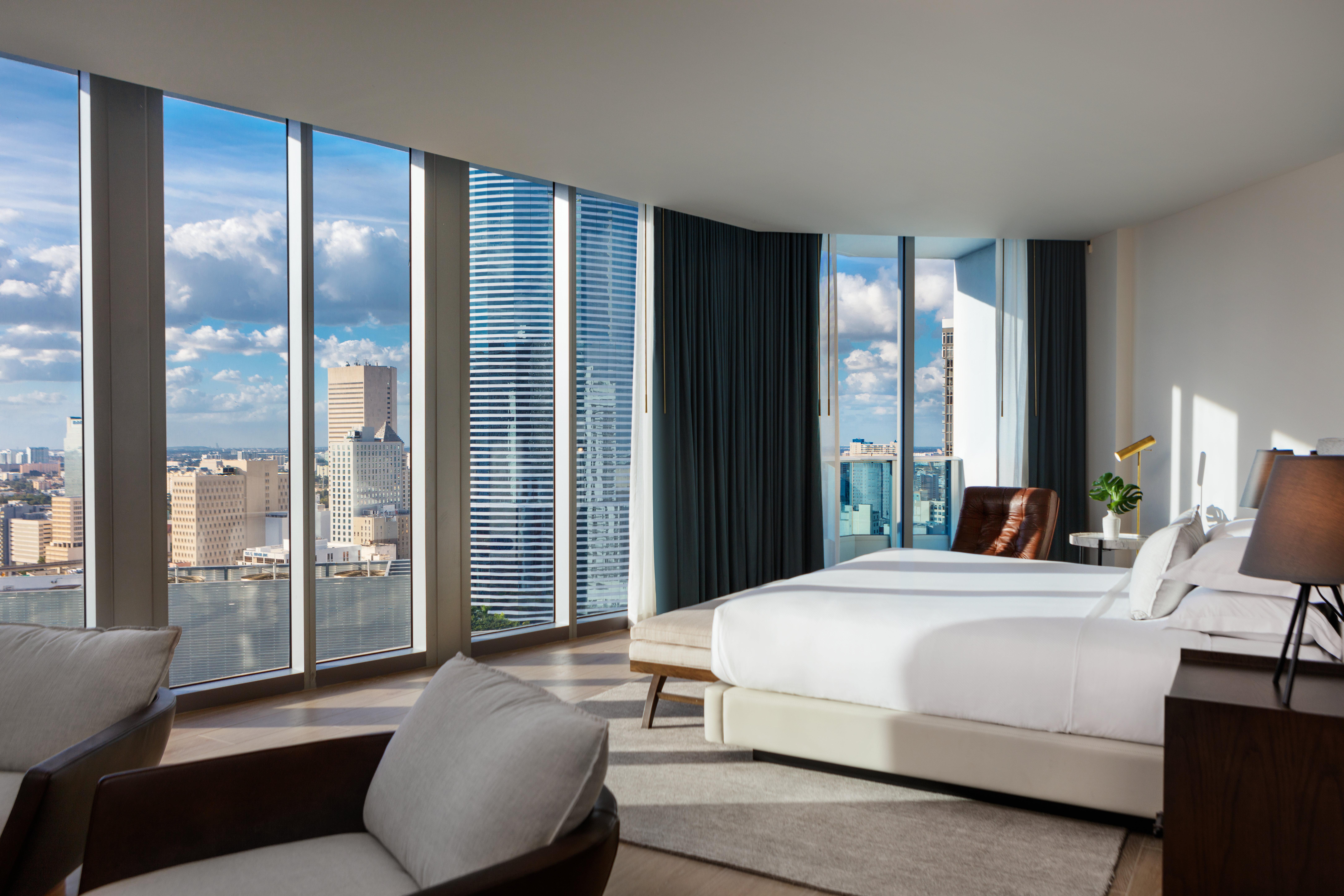 Kimpton Epic Hotel By Ihg Miami Kültér fotó A bedroom at the Mandarin Oriental