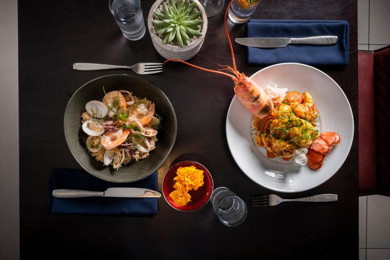 Kimpton Epic Hotel By Ihg Miami Kültér fotó A meal at the restaurant