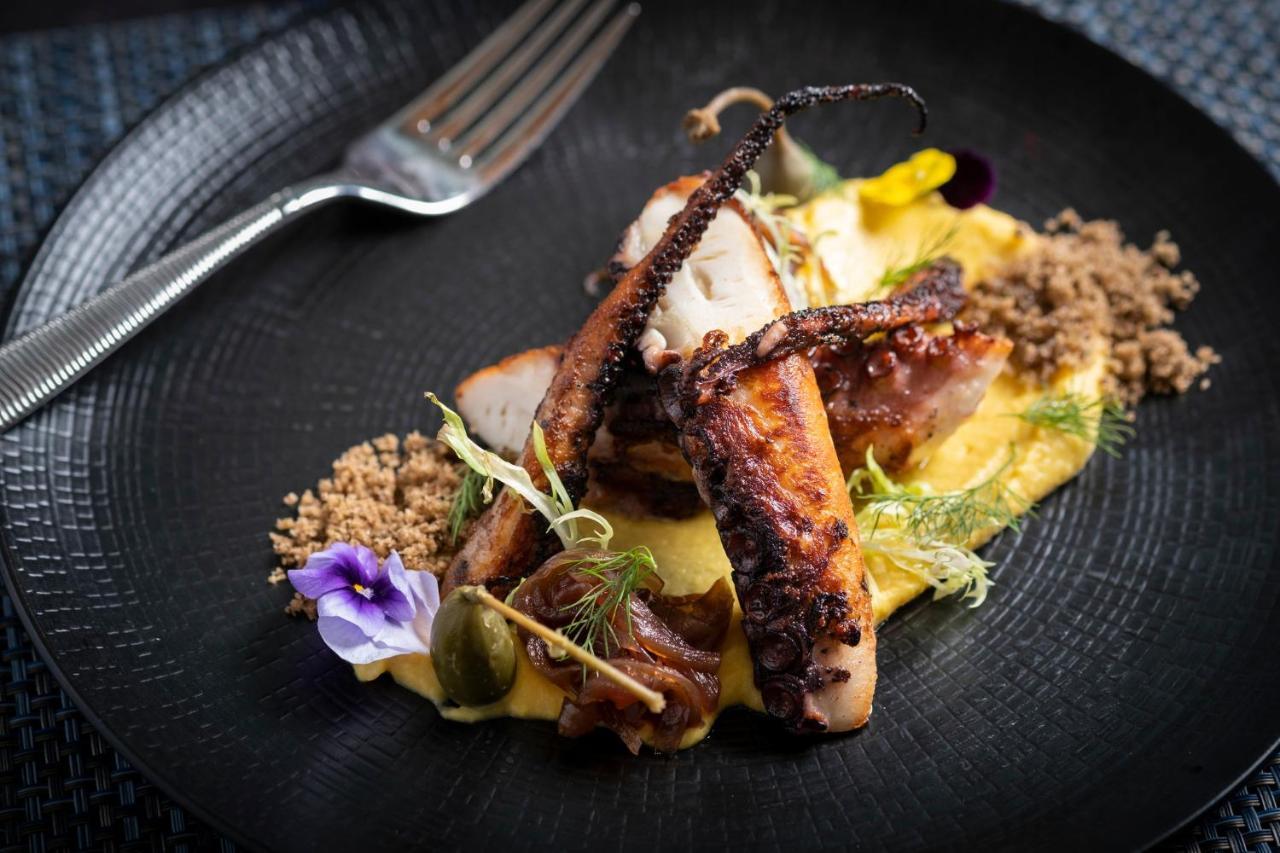 Kimpton Epic Hotel By Ihg Miami Kültér fotó Octopus with mango