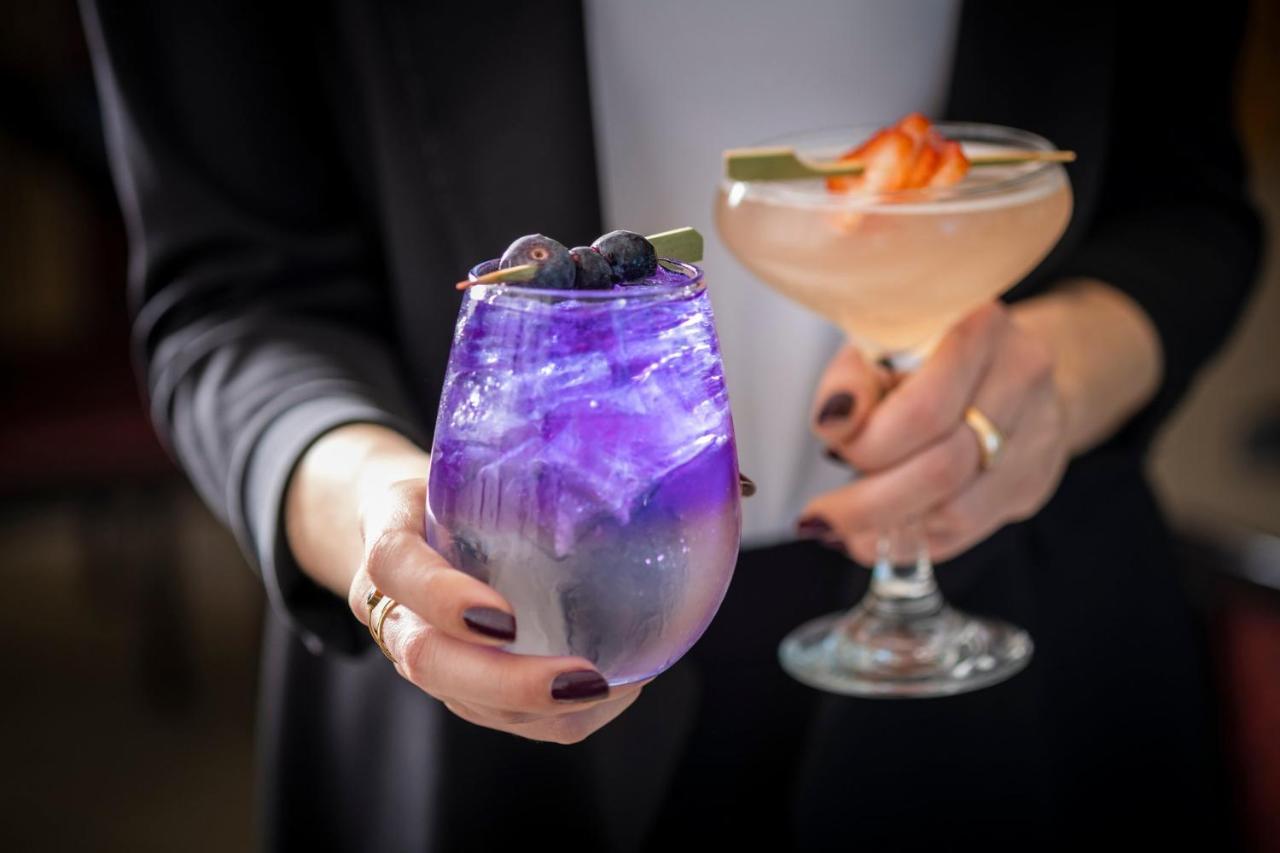 Kimpton Epic Hotel By Ihg Miami Kültér fotó A blue butterfly pea flower tea cocktail