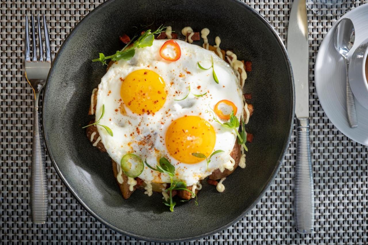 Kimpton Epic Hotel By Ihg Miami Kültér fotó A plate of sunny side up eggs