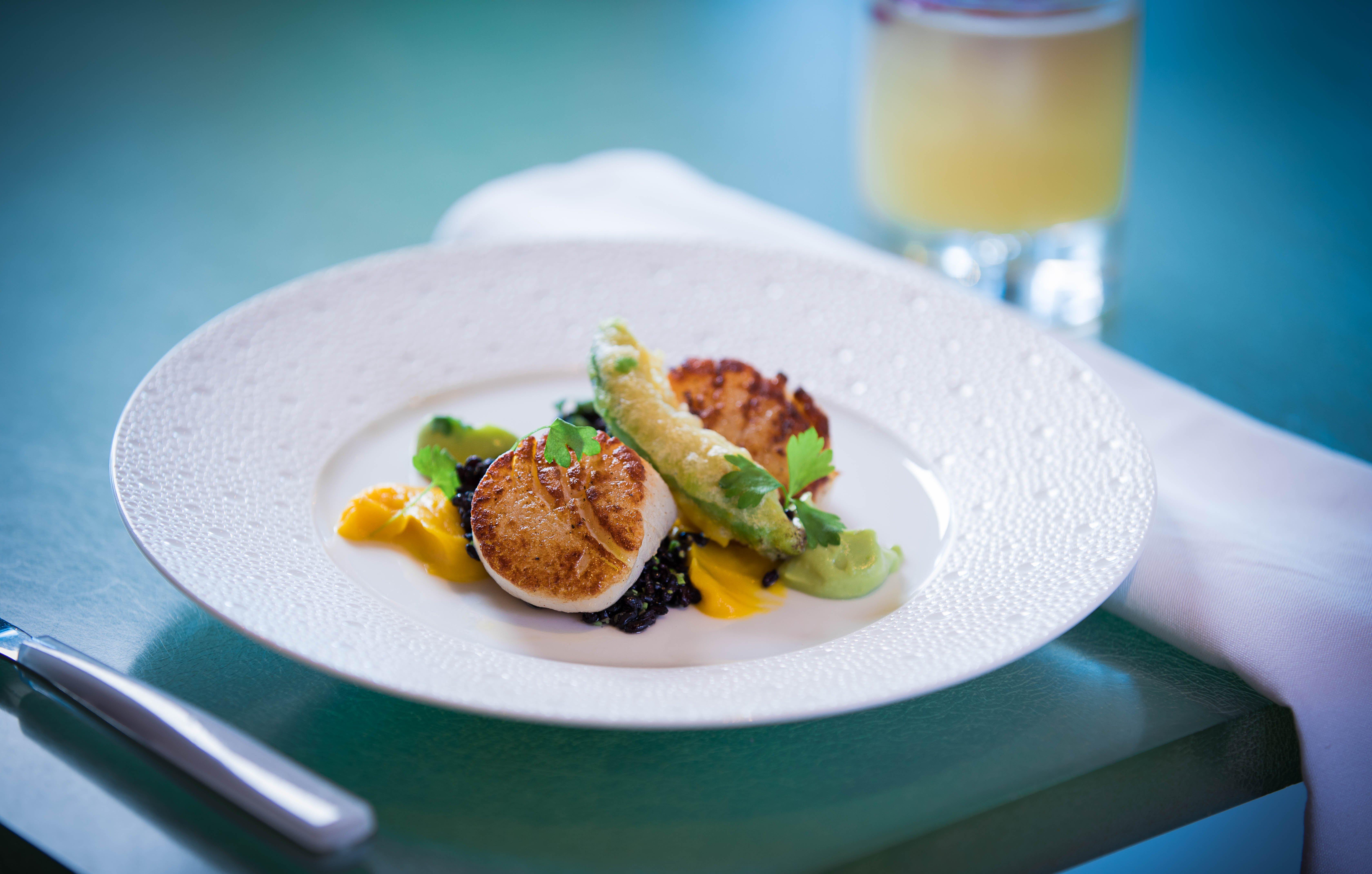 Kimpton Epic Hotel By Ihg Miami Kültér fotó Scallops with black pudding and mango