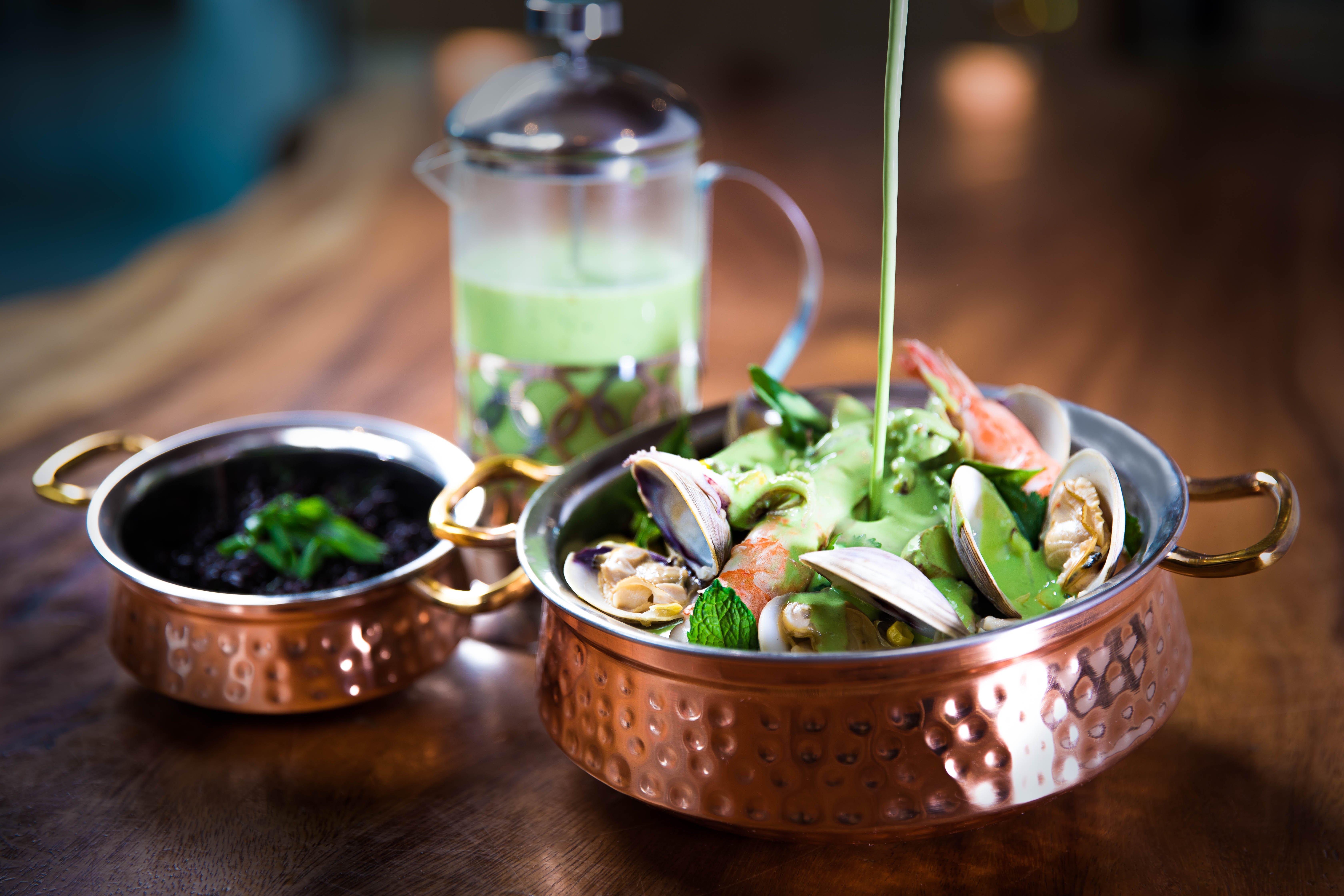 Kimpton Epic Hotel By Ihg Miami Kültér fotó A salad being dressed with a vinaigrette